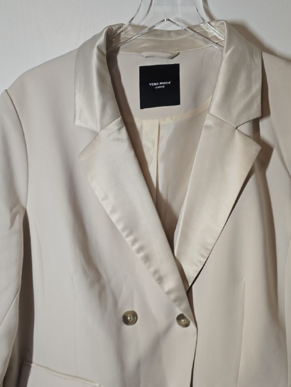 Vero Moda Cream Double-Breasted Satin-Lapel Blazer - Picture 3 of 9